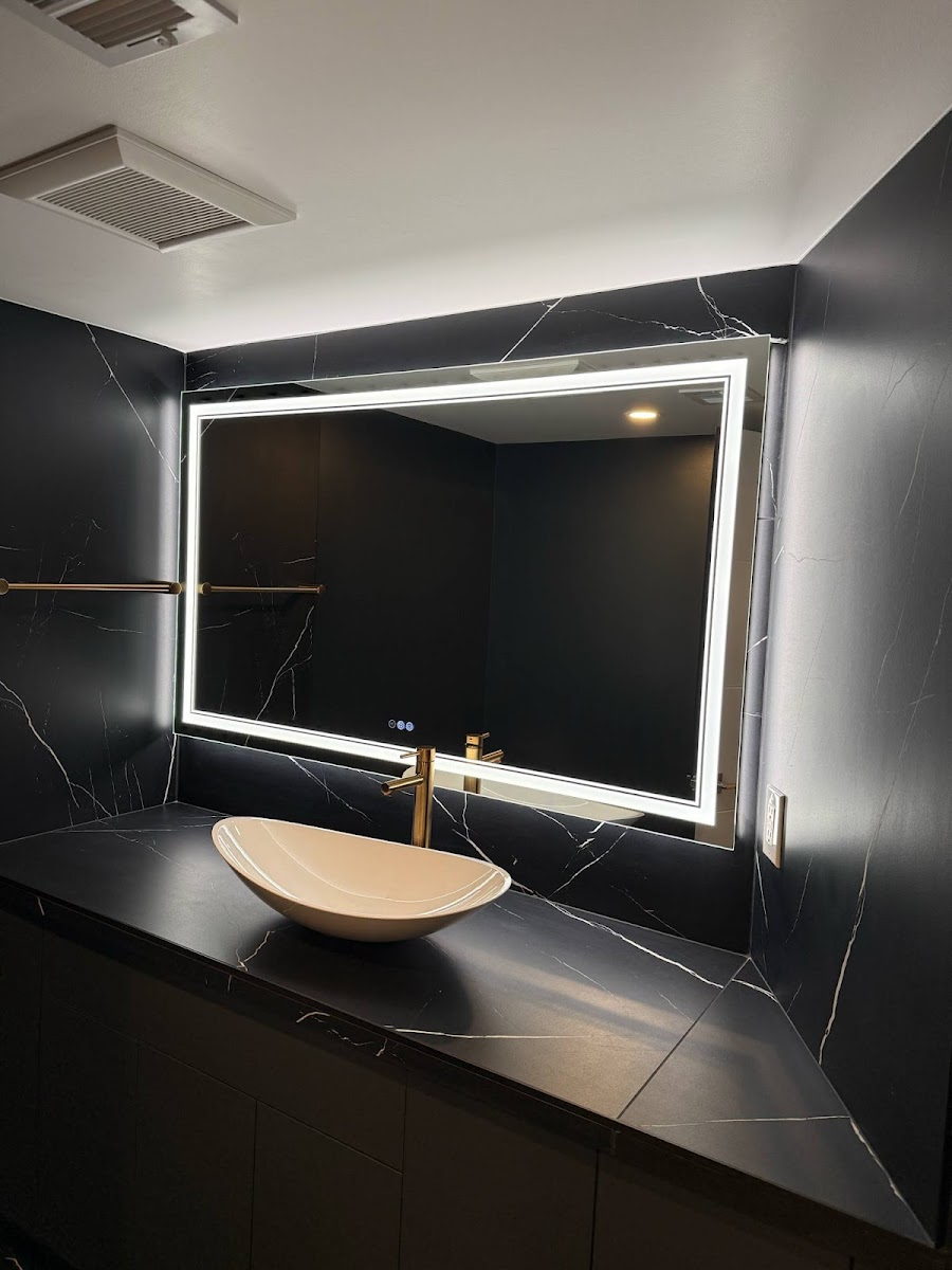 Photograph from Anahita Alipour's review
