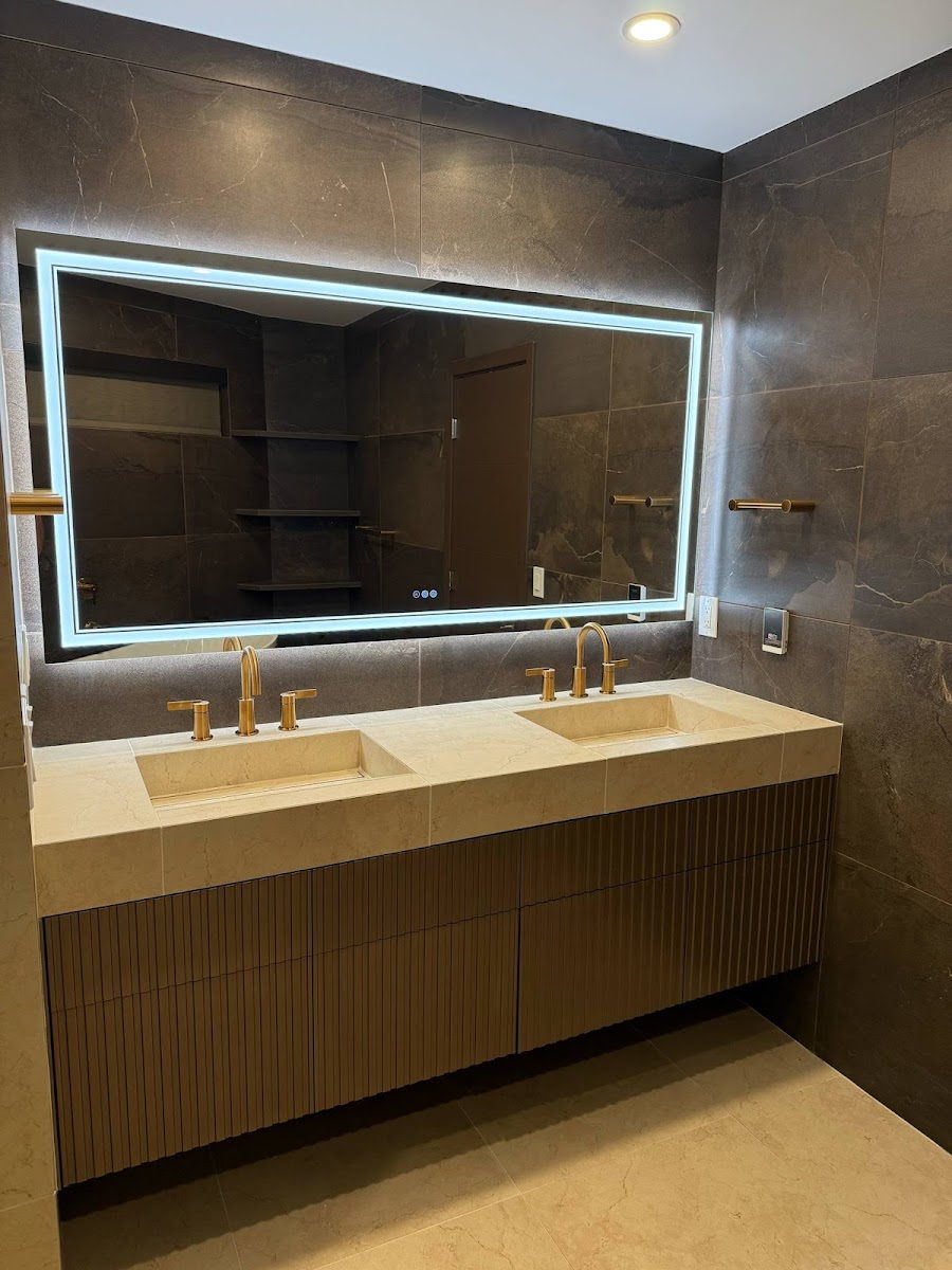 Photograph from Anahita Alipour's review
